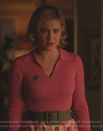 Betty’s pink ribbed polo sweater on Riverdale