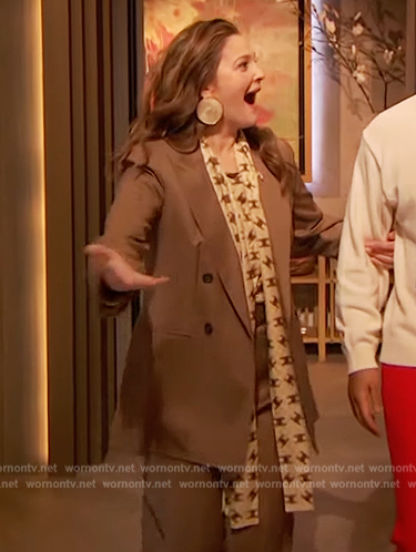 Drew’s beige printed pussy-bow blouse on The Drew Barrymore Show
