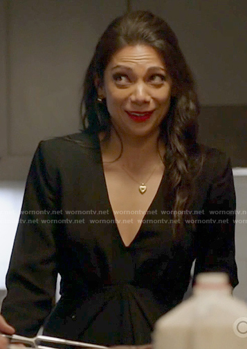 Helen’s black v-neck long sleeve dress on True Lies