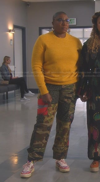 Hen’s yellow sweater and camo pants on 9-1-1