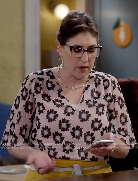 Kat’s pink flower print v-neck top on Call Me Kat