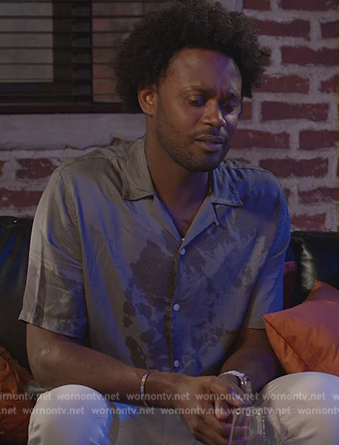 Noah’s gray stain print shirt on Grand Crew