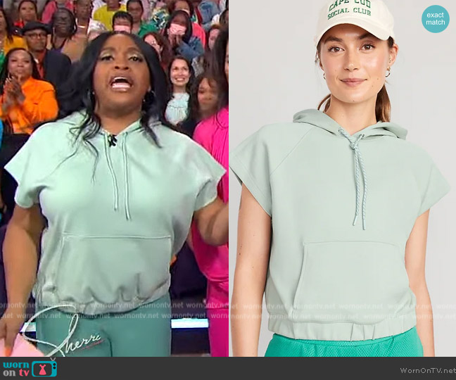 Old Navy Dynamic Fleece Short-Sleeve Pullover Hoodie worn by Sherri Shepherd on Sherri