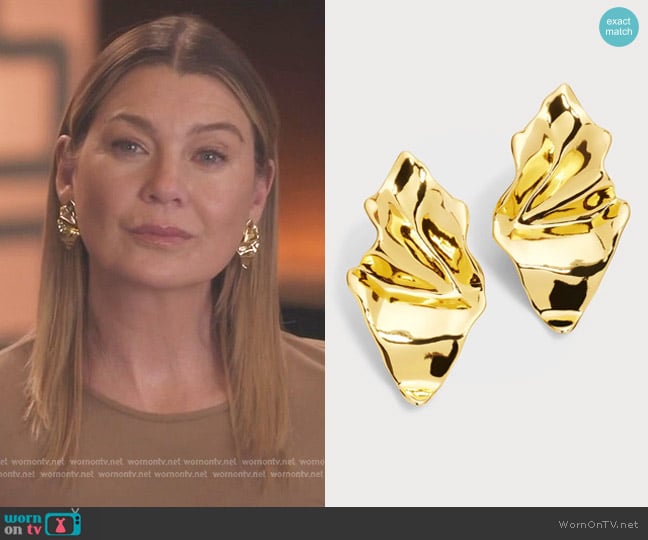 Alexis Bittar Crumpled Gold Small Post Earrings worn by Meredith Grey (Ellen Pompeo) on Greys Anatomy