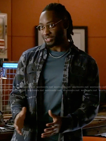 Chester’s blue and grey printed shirt on The Flash