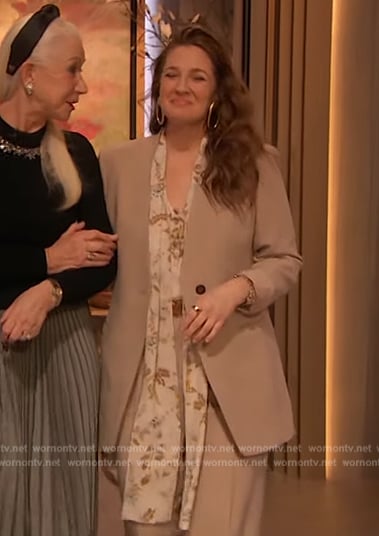 Drew’s beige single breasted blazer on The Drew Barrymore Show
