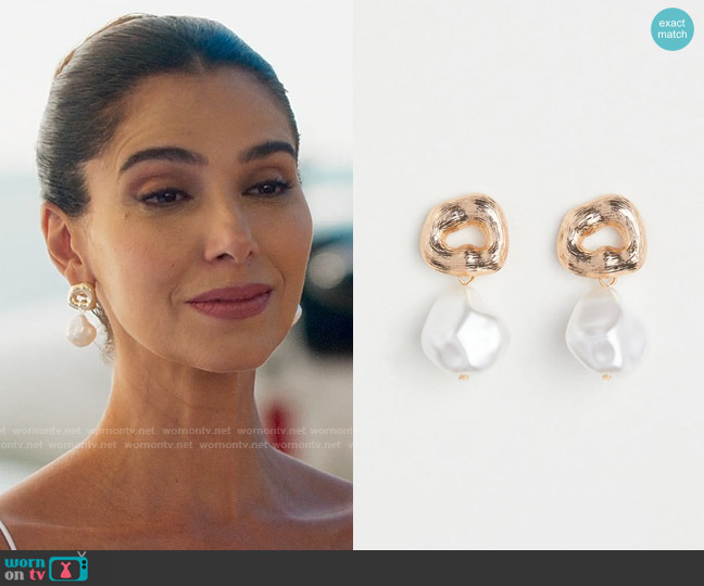 H&M Gold Colored Earrings worn by Elena Roarke (Roselyn Sanchez) on Fantasy Island