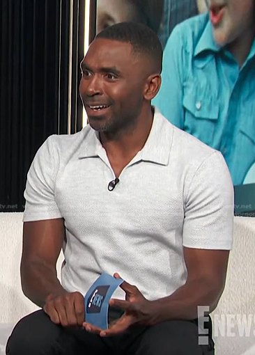 Justin’s light grey polo shirt on E! News