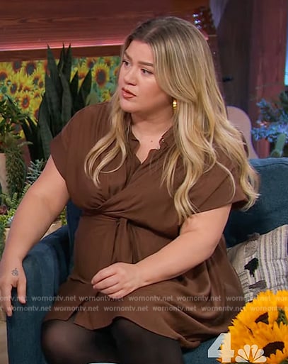 Kelly’s brown twist front shirtdress on The Kelly Clarkson Show