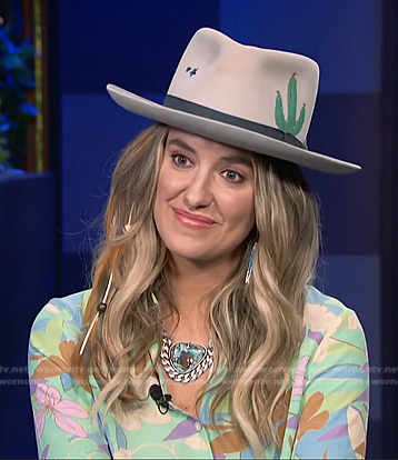 Lainey Wilson’s floral shirt on E! News