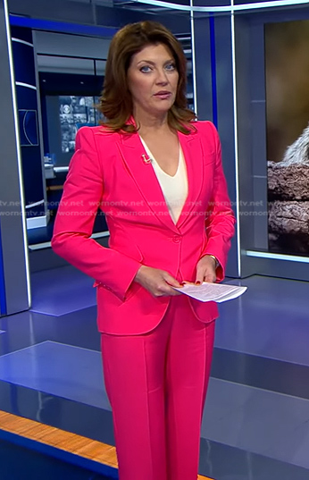 Norah’s fuchsia pink suit on CBS Evening News