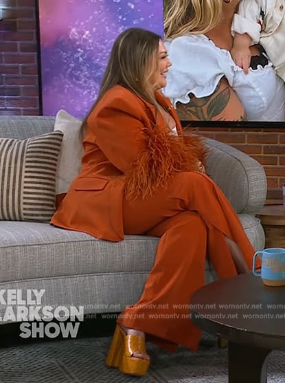 Elle King’s feather trim blazer on The Kelly Clarkson Show