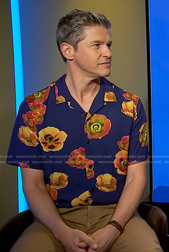 David Burtka’s blue floral print shirt on E! News