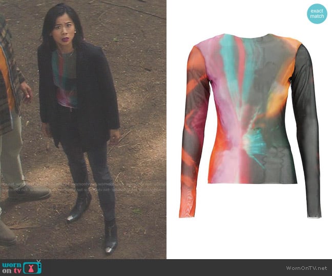 Louisa Ballou Graphic Print Long Sleeve T-shirt worn by George Fan (Leah Lewis) on Nancy Drew