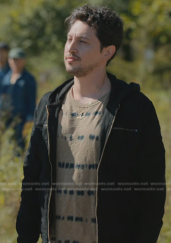 Eagan’s beige tie dye tee and black jacket on Manifest