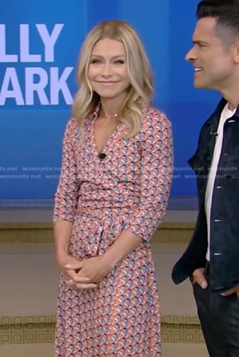 Kelly Ripa’s geometric print wrap dress on E! News