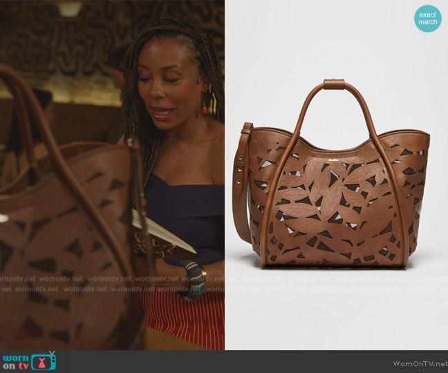 Max Mara Marine tote bag in carved leather worn by Dr. Nya Wallace (Karen Pittman) on And Just Like That