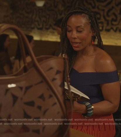 Nya’s brown leather leaf detail bag on And Just Like That