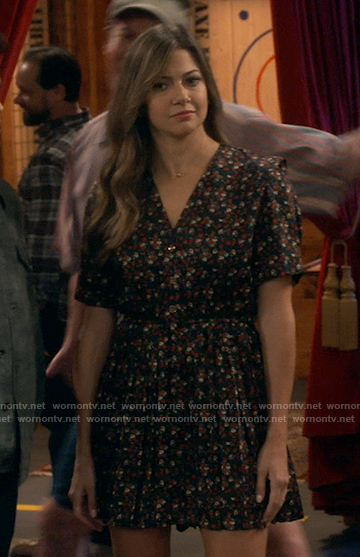 Pearl’s floral v-neck mini dress on iCarly