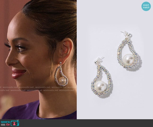 Pearl Octopuss.y Mini Oysters worn by Whitney Green (Amber Stevens West) on Run the World