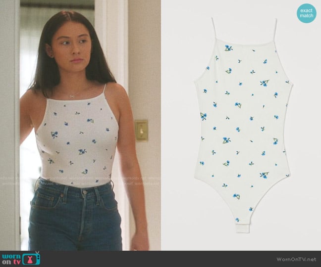 H&M Ribbed Thong Bodysuit in White/Blue Floral worn by Belly Conklin (Lola Tung) on The Summer I Turned Pretty