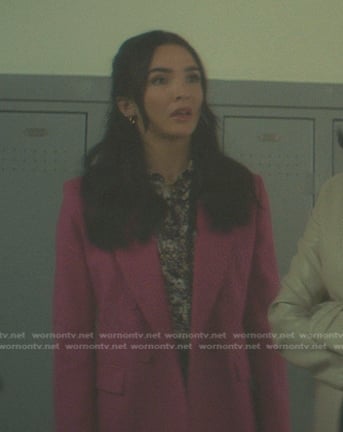 Bess’s floral print shirt and pink blazer on Nancy Drew