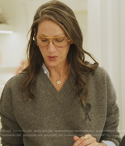 Jenna’s gray v-neck sweater on The Real Housewives of New York City