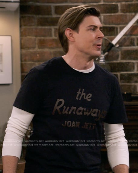 Jesse’s The Runaways t-shirt on How I Met Your Father