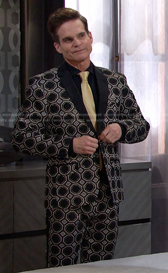 Leo’s black jacquard suit on Days of our Lives