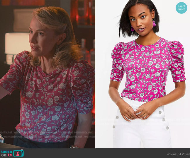 Loft Floral Cinched Puff Sleeve Tee worn by (Wynn Everett) on Sweet Magnolias