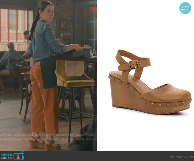 Lucky Brand Zazmini Wedge Sandal worn by Annie Sullivan (Anneliese Judge) on Sweet Magnolias