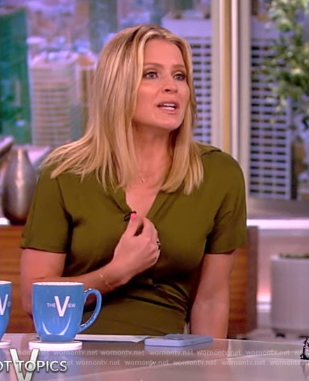 Sara’s green plunging neckline dress on The View