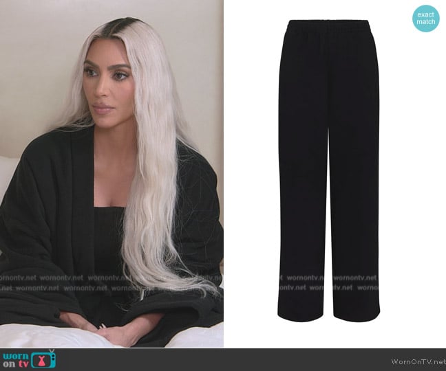Skims Boyfriend Fleece Pants worn by Kim Kardashian (Kim Kardashian) on The Kardashians