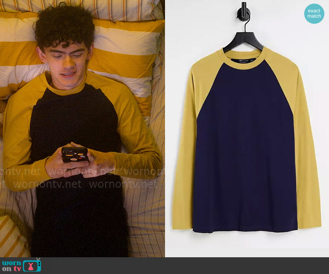 ASOS Design long sleeve raglan t-shirt in navy with mustard sleeves worn by Charlie Spring (Joe Locke) on Heartstopper