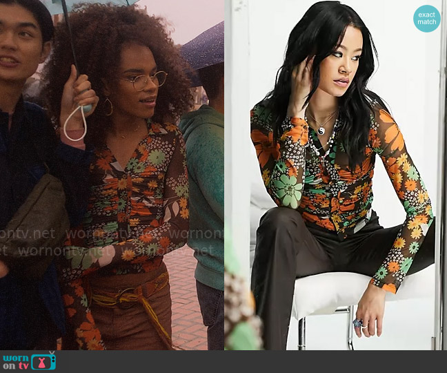 Reclaimed Vintage Inspired Mesh ruched shirt in retro floral print worn by Elle Argent (Yasmin Finney) on Heartstopper