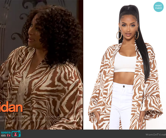Fashion Nova She's A Wild Thang Kimono worn by Raven Baxter (Raven-Symoné) on Ravens Home