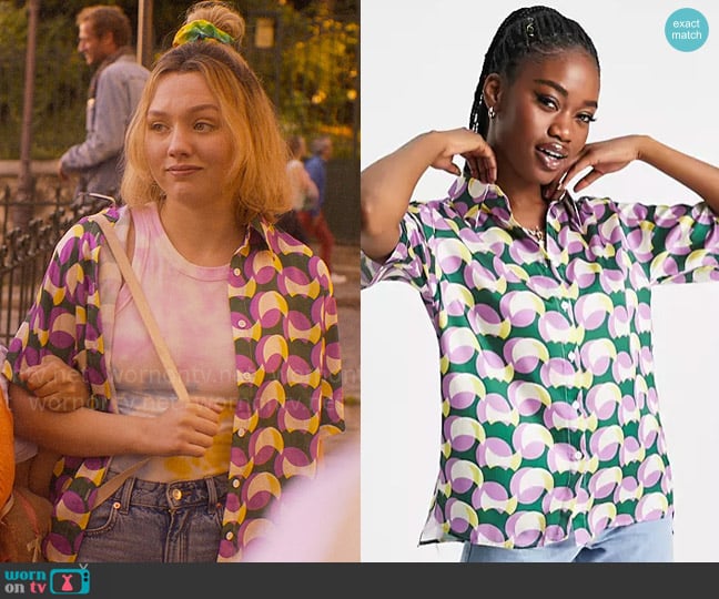 Urban Revivo Relaxed shirt in retro bright print worn by Darcy Olsson (Kizzy Edgell) on Heartstopper