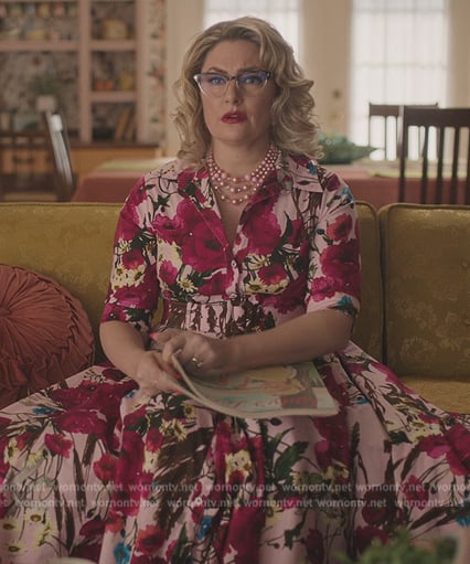Alice’s pink floral print shirtdress on Riverdale