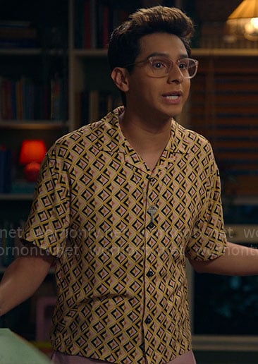 Carlos’ yellow geo print shirt on High School Musical The Musical The Series