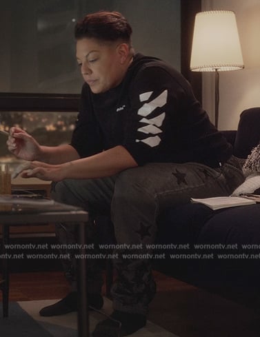 Che’s black sweatshirt and star print sweatpants on And Just Like That