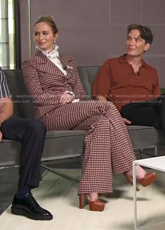 Emily Blunt’s brown and pink check blazer and pants on E! News