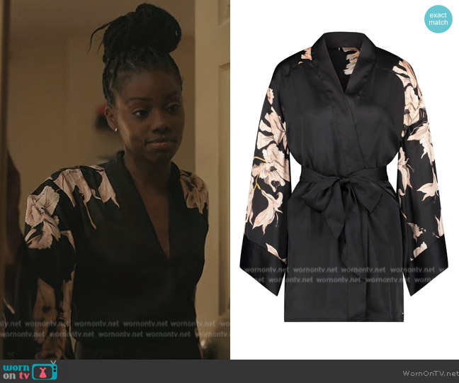 Hunkemoller Placement bloom print satin kimono worn by Kiesha Williams (Birgundi Baker) on The Chi