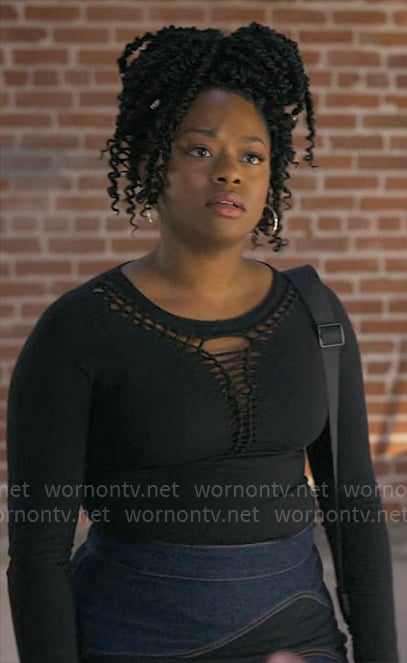 Izzy’s black wavy stripe denim skirt on The Lincoln Lawyer