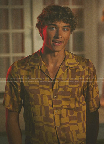 Jeremiah’s yellow geometric print shirt on The Summer I Turned Pretty