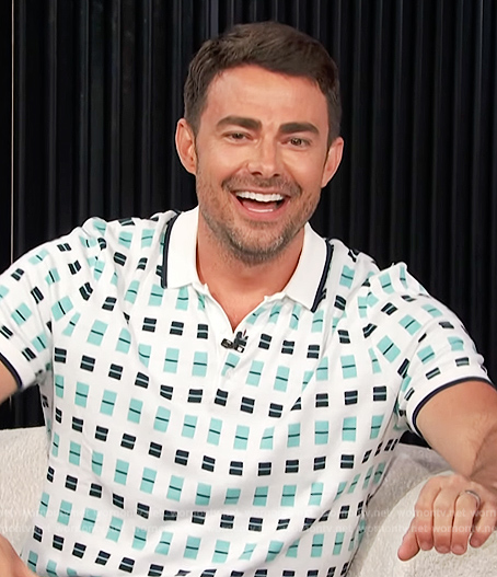 Jonathan Bennett’s white geometric print polo on E! News