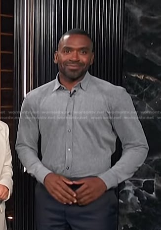 Justin’s grey button down shirt on E! News