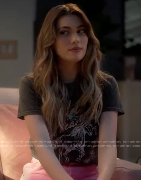 Lauryn’s black graphic print tee on Grown-ish