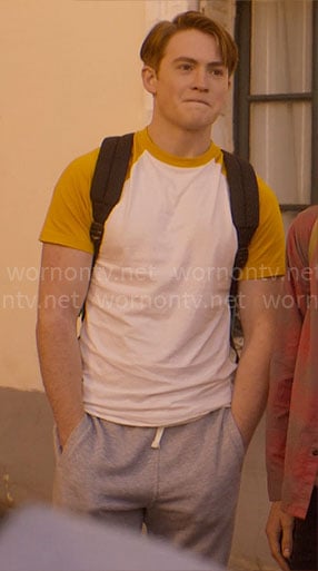 Nick’s t-shirt with yellow sleeves in Paris on Heartstopper