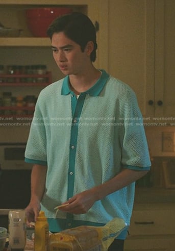 Steve’s blue contrast trim mesh shirt on The Summer I Turned Pretty