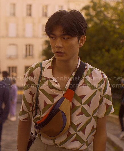 Tao’s green and brown geometric print shirt in Paris on Heartstopper